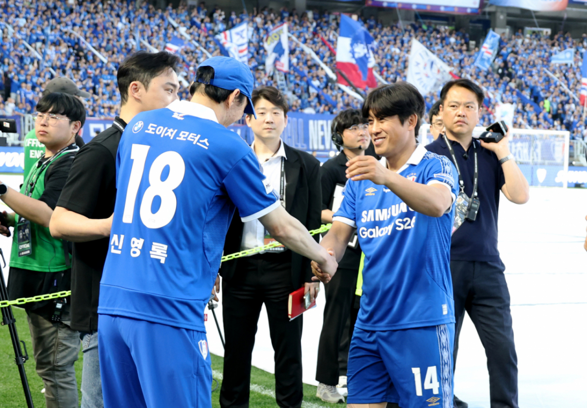 수원삼성 레전드 코치로 나선 신영록이 19일 수원 월드컵경기장에서 열리는OGFC와 수원삼성의 레전드 매치에서 반데사르와 서정원 감독의 따뜻한 손길과 함께 하고 있다. /사진=강영조 선임기자