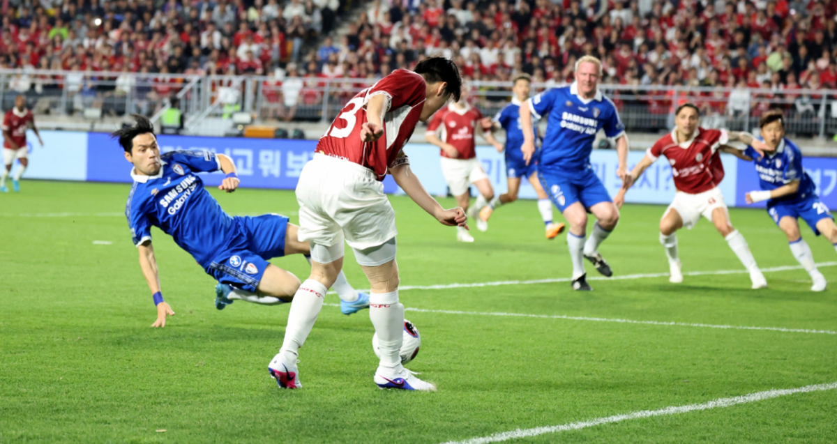 박지성이 수원 삼성 레전드와 경기에서 교체투입되고 있다. /사진=뉴시스