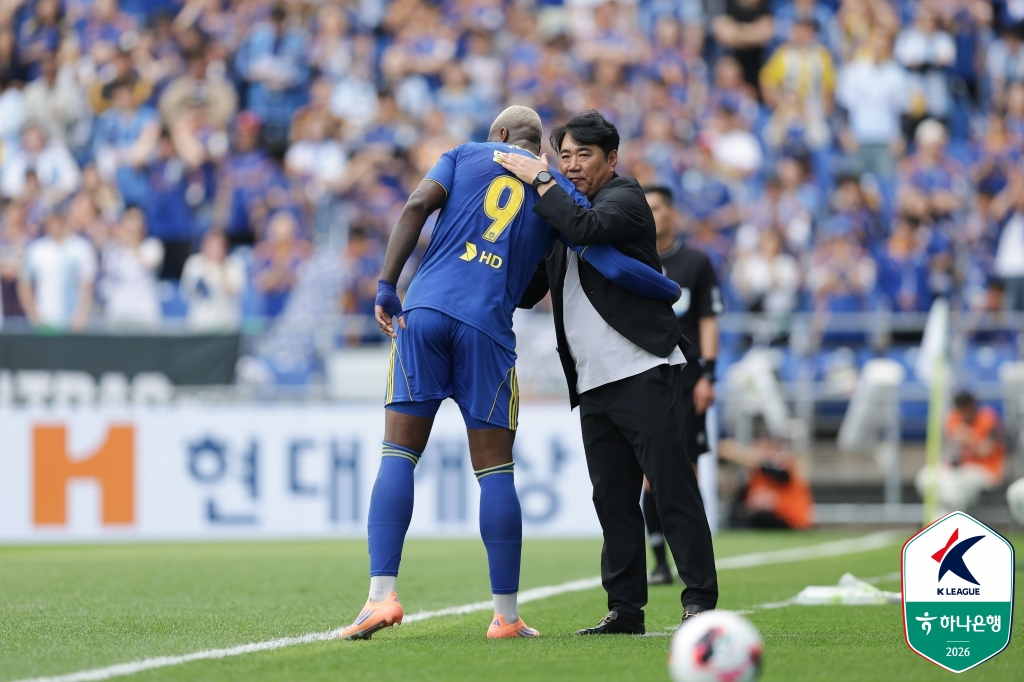 김현석(오른쪽) 울산HD 감독이 말컹을 안아주고 있다. /사진=한국프로축구연맹 제공