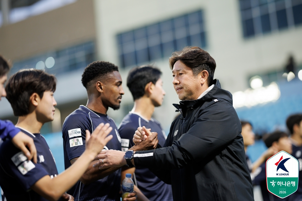 김도균(오른쪽) 서울 이랜드 감독이 안산 그리너스전 승리 후 선수단을 격려하고 있다. /사진=한국프로축구연맹 제공