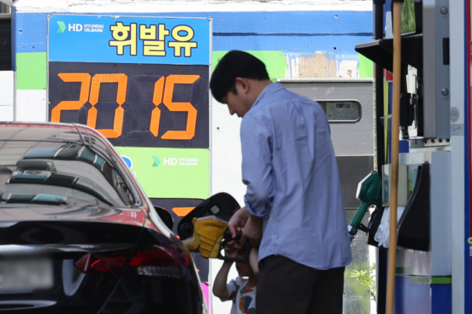 19일 서울 시내 한 주유소에 유가 정보가 게시돼 있는 모습./사진=뉴시스.