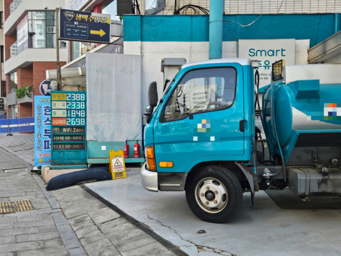 19일 오전 10시쯤 서울 중구의 한 주유소는 휘발유를 리터(ℓ)당 2388원에판매 중이었다. 경유는 2338원, 등유는 1848원, 고급휘발유는 2698원이었다./사진=박상혁 기자. 