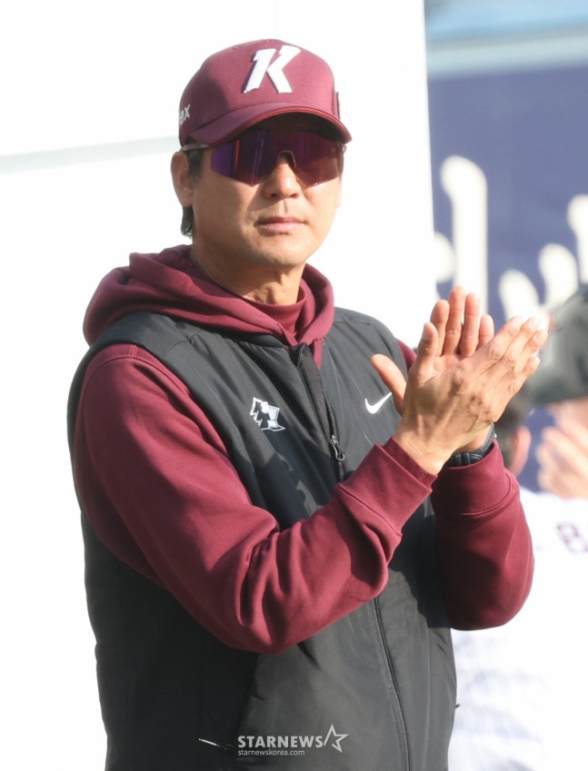 선수들을 격려하고 있는 설종진 감독. /사진=김진경 대기자