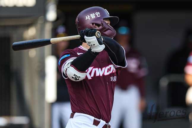 19일 KT전에서 박주홍의 홈런 타격 장면. /사진=키움 히어로즈