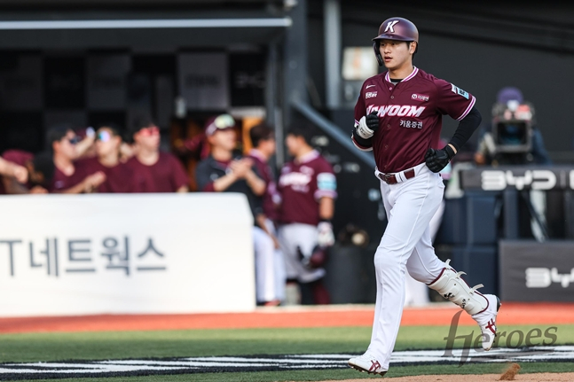홈을 향하고 있는 박주홍. /사진=키움 히어로즈