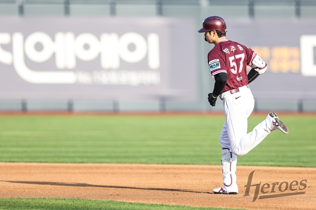 박주홍이 그라운드를 돌고 있는 모습. /사진=키움 히어로즈