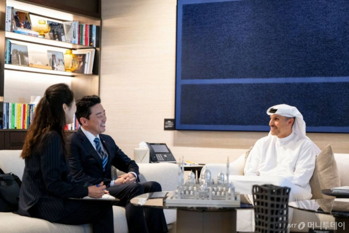 (서울=뉴스1) 이재명 기자 = 전략경제협력 특사 자격으로 아랍에미리트(UAE)를 방문한 강훈식 대통령 비서실장이 26일 SNS를 통해 칼둔 칼리파 알 무바라크 아부다비 행정청장과 회의하고 있는 모습을 공개했다. (강훈식 비서실장 SNS. 재판매 및 DB 금지) 2026.2.26/뉴스1  Copyright (C) 뉴스1. All rights reserved. 무단 전재 및 재배포,  AI학습 이용 금지. /사진=(서울=뉴스1) 이재명 기자