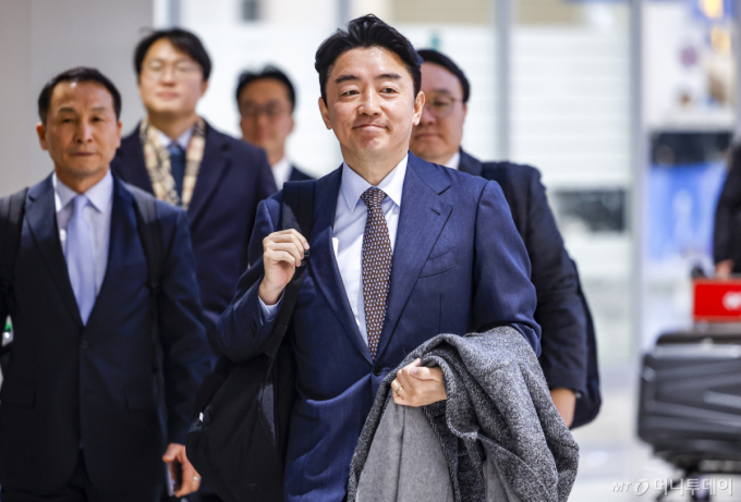 [인천공항=뉴시스] 정병혁 기자 = 이재명 대통령의 전략경제협력 특사 자격으로 캐나다와 노르웨이를 방문한 강훈식 비서실장이 31일 인천국제공항을 통해 귀국하고 있다. 2026.01.31. jhope@newsis.com /사진=정병혁