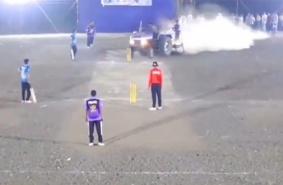 크리켓 결승전이 열리던 경기장에 트랙터가 난입했고 선수들이 어리둥절하게 상황을 지켜보고 있다./사진=X 영상 갈무리