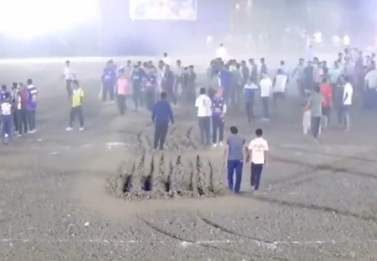 트랙터가 아수라장으로 만들어 놓은 경기장 현장. /사진=X 영상 갈무리