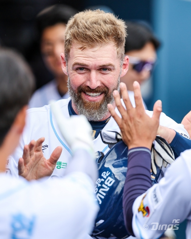 NC 다이노스 맷 데이비슨이 19일 SSG 랜더스와 홈경기에서 쐐기 투런 홈런을 터뜨리고 더그아웃에서 환한 미소를 짓고 있다. /사진=NC 다이노스 제공