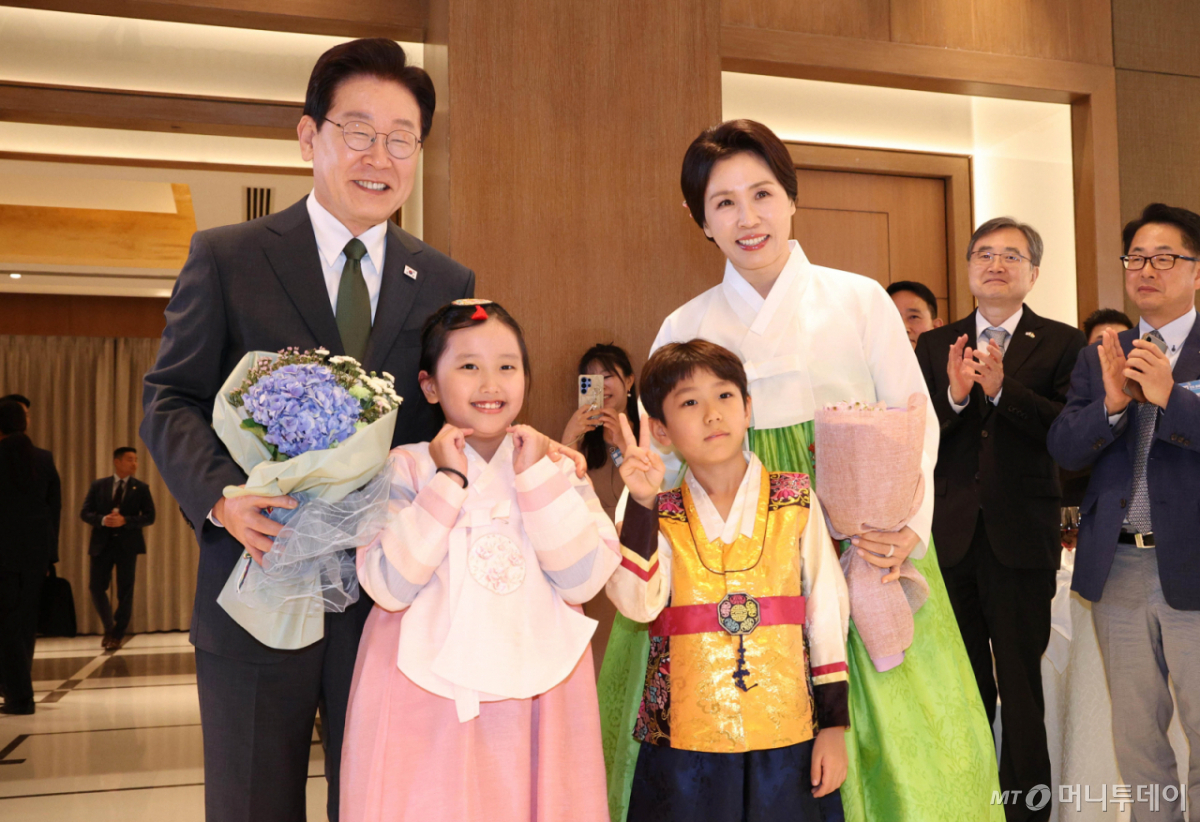 (뉴델리(인도)=뉴스1) 이재명 기자 = 인도를 국빈 방문 중인 이재명 대통령과 김혜경 여사가 19일 뉴델리의 한 호텔에서 열린 동포 만찬 간담회에서 화동에게 꽃다발을 전달 받은 후 기념촬영을 하고 있다. 2026.4.19/뉴스1  Copyright © 뉴스1. All rights reserved. 무단 전재 및 재배포,  AI학습 이용 금지. /사진=(뉴델리(인도)=뉴스1) 이재명 기자