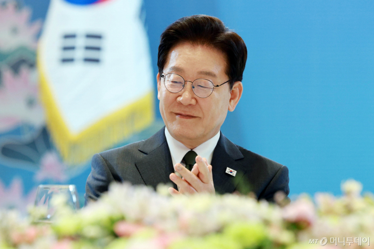 (뉴델리(인도)=뉴스1) 이재명 기자 = 인도를 국빈 방문 중인 이재명 대통령이 19일 뉴델리의 한 호텔에서 열린 동포 만찬 간담회에서 조상현 회장 발언에 박수를 치고 있다. 2026.4.19/뉴스1  Copyright © 뉴스1. All rights reserved. 무단 전재 및 재배포,  AI학습 이용 금지. /사진=(뉴델리(인도)=뉴스1) 이재명 기자