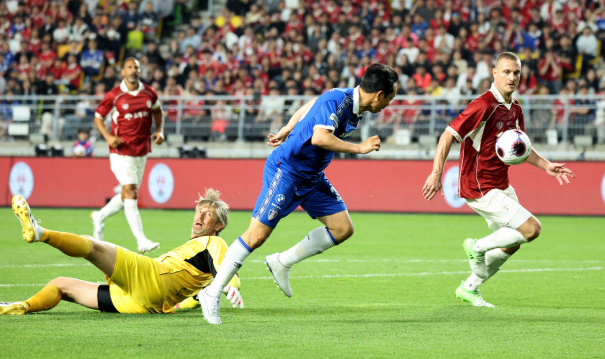 수원삼성 레전드 염기훈이 19일 수원 월드컵경기장에서 열린 OGFC와 수원삼성의 레전드 매치에서 반데사르를 제치며 대시하고 있다. /사진=강영조 선임기자