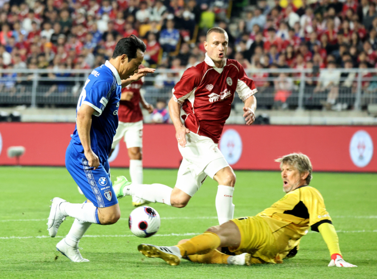 염기훈이 19일 수원 월드컵경기장에서 열린 OGFC와 수원삼성의 레전드 매치에서 반데사르를 제치며 대시하고 있다. /사진=강영조 선임기자