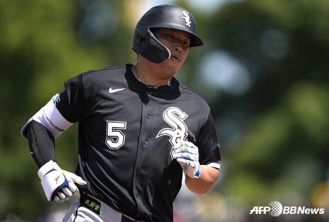 무라카미가 홈런을 날리고 베이스를 돌고 있다. /AFPBBNews=뉴스1