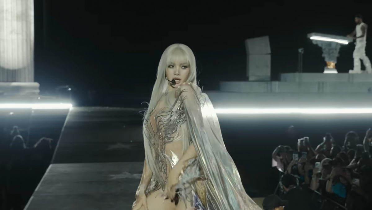 블랙핑크 멤버 리사가 코첼라 무대에서 파격적인 '백발 스타일'을 선보여 강한 인상을 남겼다./사진=코첼라 유튜브 