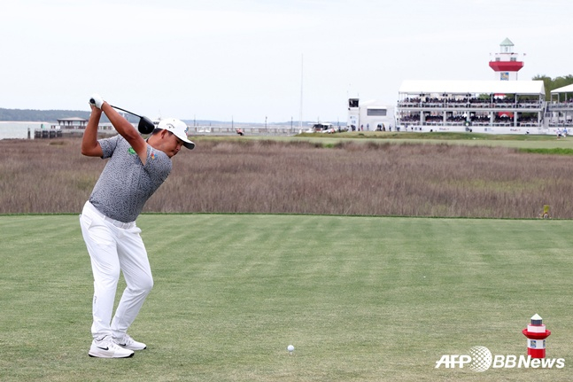 김시우가 20일 미국 사우스캐롤라이나주 힐튼헤드 아일랜드의 하버타운 골프링크스(파71)에서 열린 미국프로골프(PGA) 투어 시그니처 이벤트인 RBC 헤리티지 최종 4라운드에서 드라이버 티샷을 날리고 있다. /AFPBBNews=뉴스1