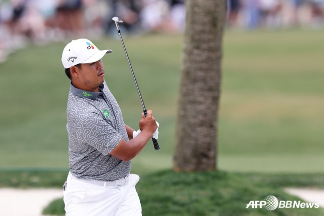 김시우가 20일 미국 사우스캐롤라이나주 힐튼헤드 아일랜드의 하버타운 골프링크스(파71)에서 열린 미국프로골프(PGA) 투어 시그니처 이벤트인 RBC 헤리티지 최종 4라운드에서 아이언샷을 날리고 타구를 바라보고 있다. /AFPBBNews=뉴스1