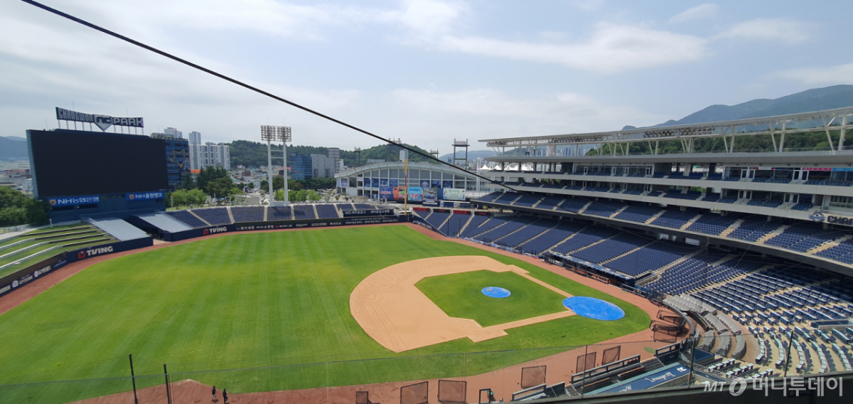 [창원=뉴시스] 강경국 기자 = 경남 창원시와 창원시설공단이 19일 창원NC파크 마산구장에서 시설 보수 부분(관중석 상부에 위치한 NC 구단 홍보용 간판과 조명등에 대한 고정 상태 불량은 용접과 실리콘 처리, 나사 풀림 방지제 도포, 관중석 난간에 설치된 강화유리 1개 안정성 확인)에 대해 언론에 공개하고 있다. 2025.05.19. kgkang@newsis.com /사진=강경국