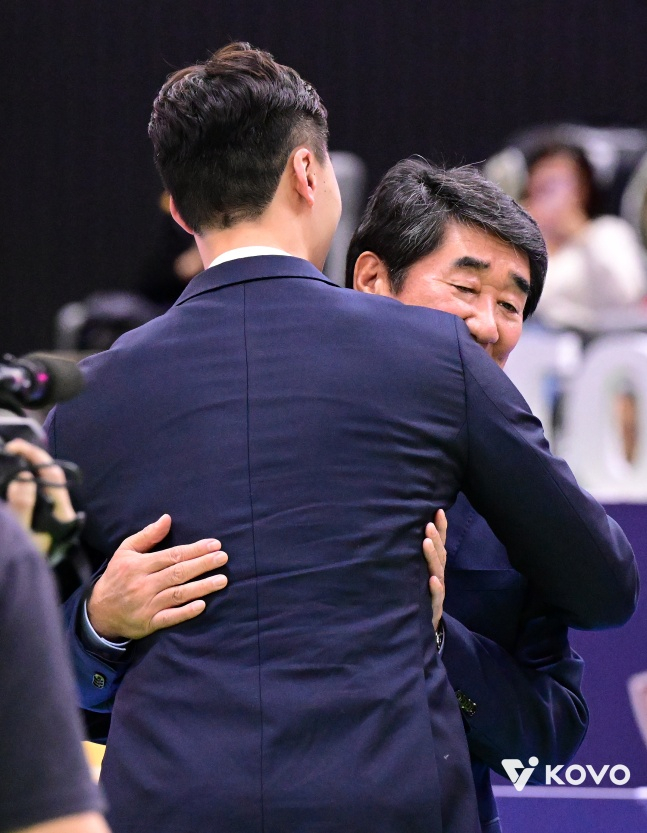 신치용 전 한국 배구 국가대표팀 감독(오른쪽)이 2년 전 박철우 감독 은퇴식에서 사위를 안아주고 있다. /사진=한국배구연맹 제공