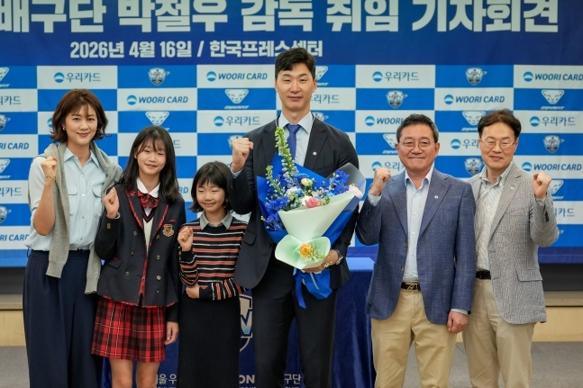 박철우 우리카드 감독(가운데)이 16일 서울 프레스센터에서 열린 감독 취임식에서 기념사진을 찍고 있다. 왼쪽부터 신혜인 씨, 박소율 양, 박시하 양, 박철우 감독, 우리카드 진성원 구단주, 이인복 단장. /사진=우리카드 배구단 제공