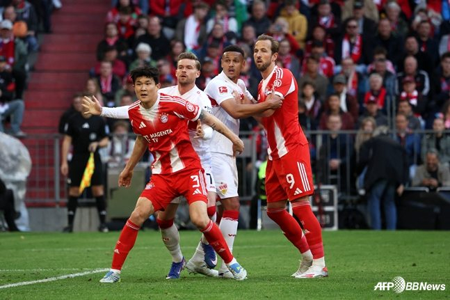 김민재(왼쪽)가 20일(한국시간) 독일 뮌헨의 알리안츠 아레나에서 열린 2025~2026 분데스리가 30라운드 경기 중 상대 선수를 막아서고 있다. /AFPBBNews=뉴스1