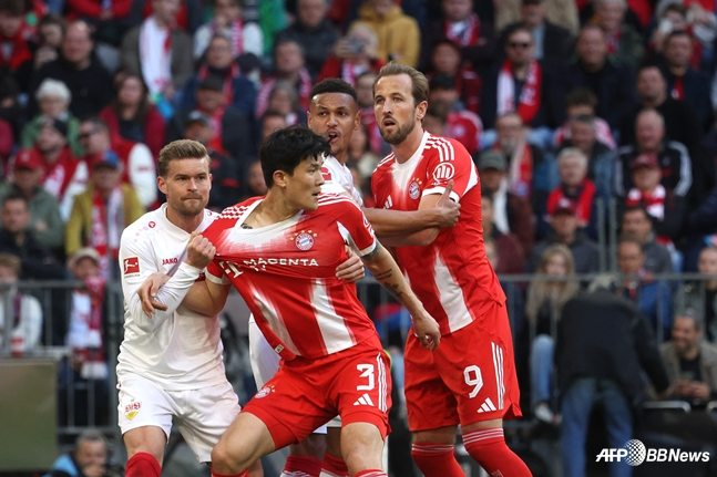 김민재(가운데)가 20일(한국시간) 독일 뮌헨의 알리안츠 아레나에서 열린 2025~2026 분데스리가 30라운드 경기 중 상대 선수에게 유니폼을 잡아채이고 있다. /AFPBBNews=뉴스1