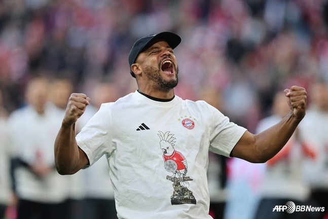 빈센트 콤파니 바이에른 뮌헨 감독이 20일(한국시간) 독일 뮌헨의 알리안츠 아레나에서 열린 2025~2026 분데스리가 30라운드 경기가 끝난 뒤 우승 세리머니하고 있다. /AFPBBNews=뉴스1