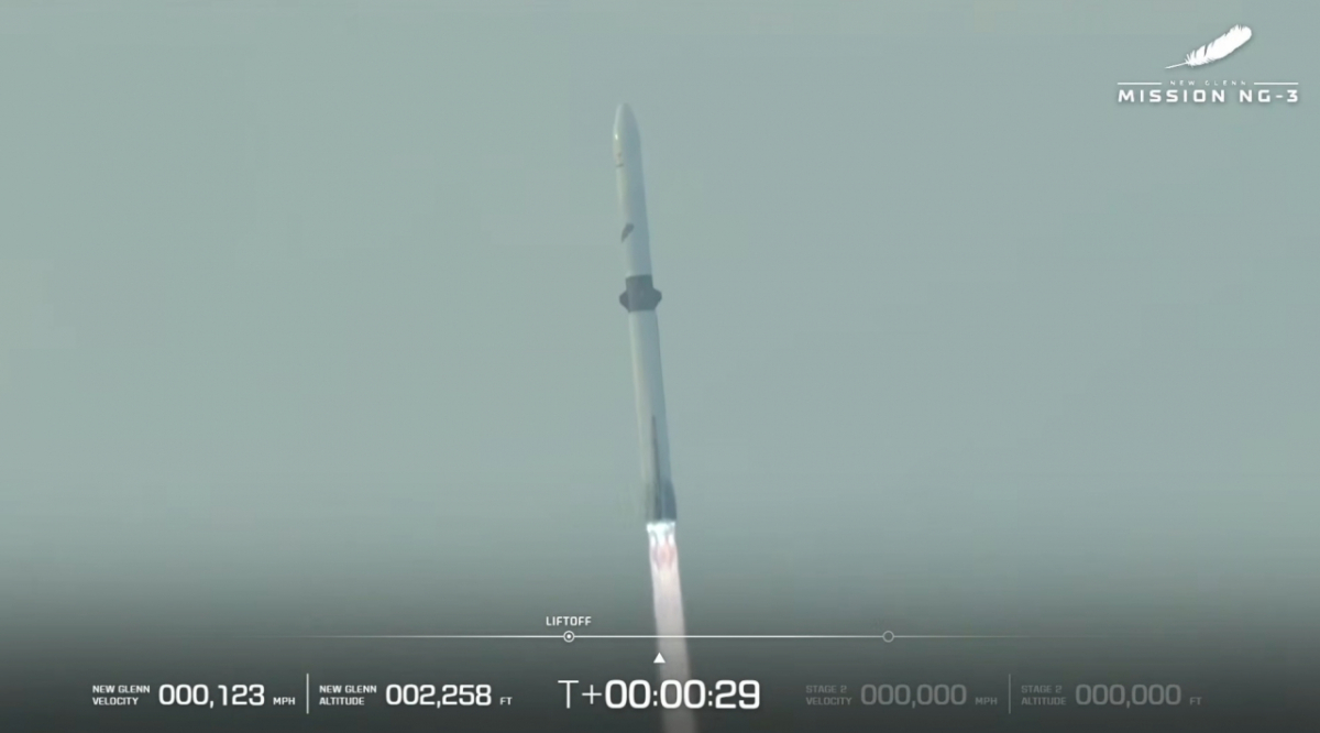 블루 오리진의 발사체 '뉴 글렌 3호'가 19일 (현지 시각) 플로리다주 케이프 커내버럴 우주군 기지에서 발사되고 있다.  /사진=블루 오리진 생중계 화면 갈무리