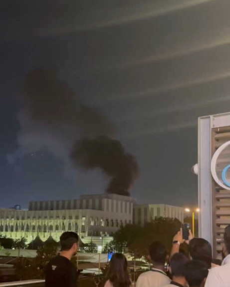 아랍에미리트(UAE) 두바이 주재 미국 영사관이 3월 3일(현지시간) 이란의 드론 공격을 받았다. 사진은 영사관이 있는 지역에서 연기가 피어오르는 모습. /로이터=뉴스1 