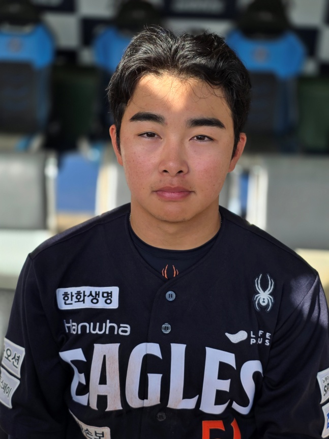 한화 문현빈이 19일 부산 롯데전을 승리로 이끌고 취재진과 인터뷰에 응하고 있다. /사진=김동윤 기자