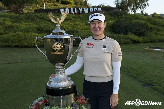 해나 그린이 20일 미국 캘리포니아주 로스앤젤레스의 엘 카바레로 컨트리클럽(파72)에서 열린 미국여자프로골프(LPGA)투어 LA 챔피언십(총상금 475만 달러)에서 연장 승부 끝 우승을 차지하고 트로피와 함께 기념촬영을 하고 있다. /AFPBBNews=뉴스1