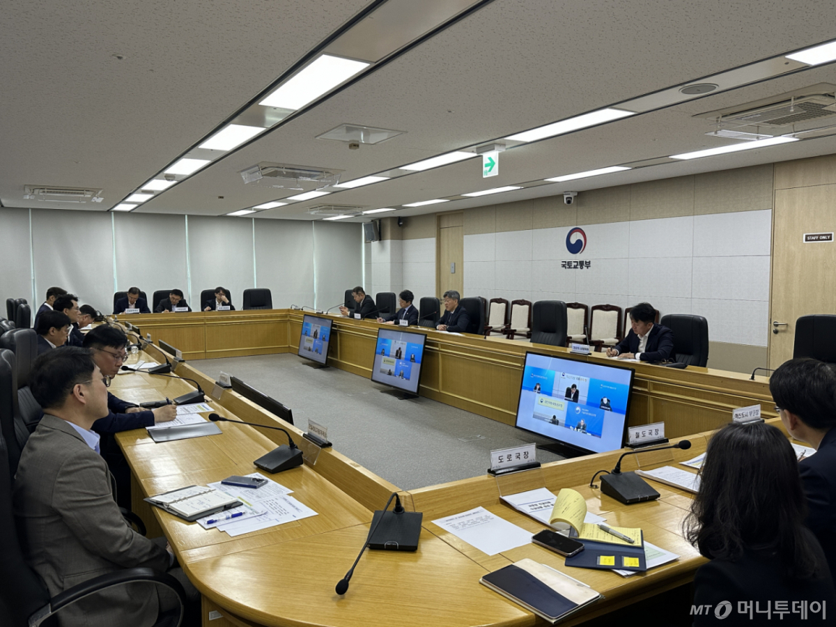 김이탁 국토교통부 1차관이 20일 오전 화상회의를 통해 5개 지방국토관리청(서울·원주·대전·익산·부산) 청장으로부터 중동전쟁 장기화에 따른 마감재 등 주요 건설자재의 생산 및 수급현황과 대응방안을 논의했다.