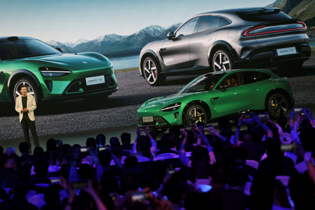 (베이징 로이터=뉴스1) = 샤오미 창립자이자 최고경영자(CEO)인 레이쥔이 2025년 5월 22일 중국 베이징에서 열린 신차 출시 행사에서 자사의 전기차 ‘YU7’을 소개하고 있다.2025.05.22.  ⓒ 로이터=뉴스1  Copyright © 뉴스1. All rights reserved. 무단 전재 및 재배포,  AI학습 이용 금지.