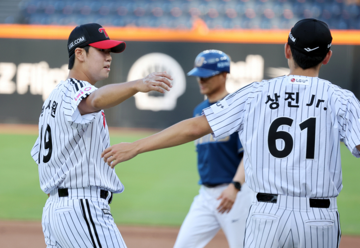 북부 박시원이  지난해 7월 11일 대전한화생명볼파크에서 열린 2025KBO리그 퓨처스리그 올스타전 남부리그 대 북부리그경기에서 역투하고 있다. 3회초를 잘 막은 후 LG동료들과 세리머니도 하고 있어 눈길을 끈다. 2025.07.11. /사진=강영조 선임기자