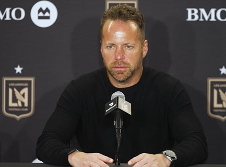 마크 도스 산토스 LAFC 감독이 산호세 어스퀘이크스전이 끝난 뒤 기자회견에서 취재진의 질문을 듣고 있다. /사진=LAFC 공식 영상 갈무리