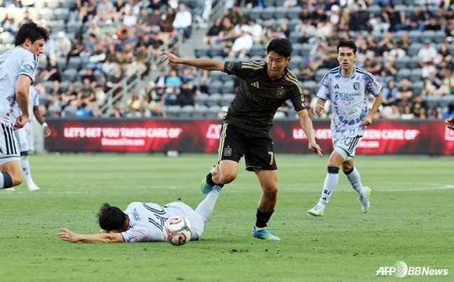 손흥민(가운데)이 20일(한국시간) 미국 LA의 BMO 스타디움에서 열린 2026 MLS 8라운드 경기 중 드리들 돌파를 시도하고 있다.  /AFPBBNews=뉴스1