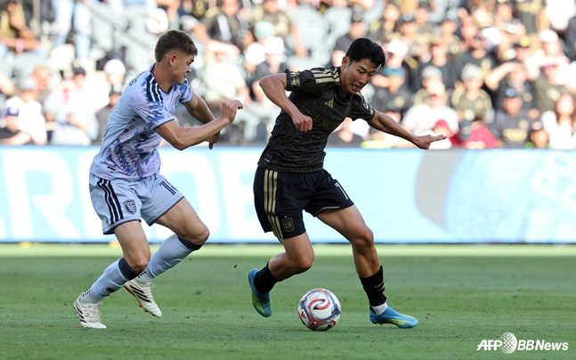 손흥민(오른쪽)이 20일(한국시간) 미국 LA의 BMO 스타디움에서 열린 2026 MLS 8라운드 경기 중 상대 선수와 몸싸움을 벌이고 있다. /AFPBBNews=뉴스1