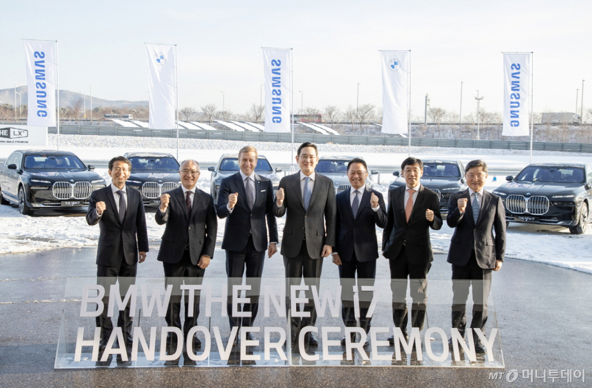 이재용 삼성전자 회장은 2022.12.17일 인천 영종도에 위치한 BMW 드라이빙 센터에서 올리버 집세(Oliver Zipse) BMW CEO 등 경영진과 만나 삼성SDI의 최첨단 'P5' 배터리셀이 적용된 BMW의 최신 전기차 '뉴 i7' 등을 살펴봤다.