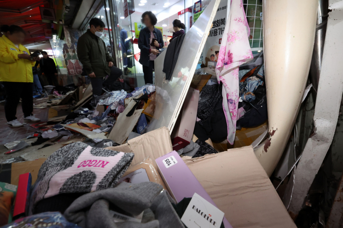 지난해 11월13일 경기 부천시 오정구 원종동 제일시장에서 주행 중인 트럭이 상점으로 돌진하는 사고가 발생했다. 사진은 트럭이 들이받은 시장 점포 모습./사진=뉴시스.