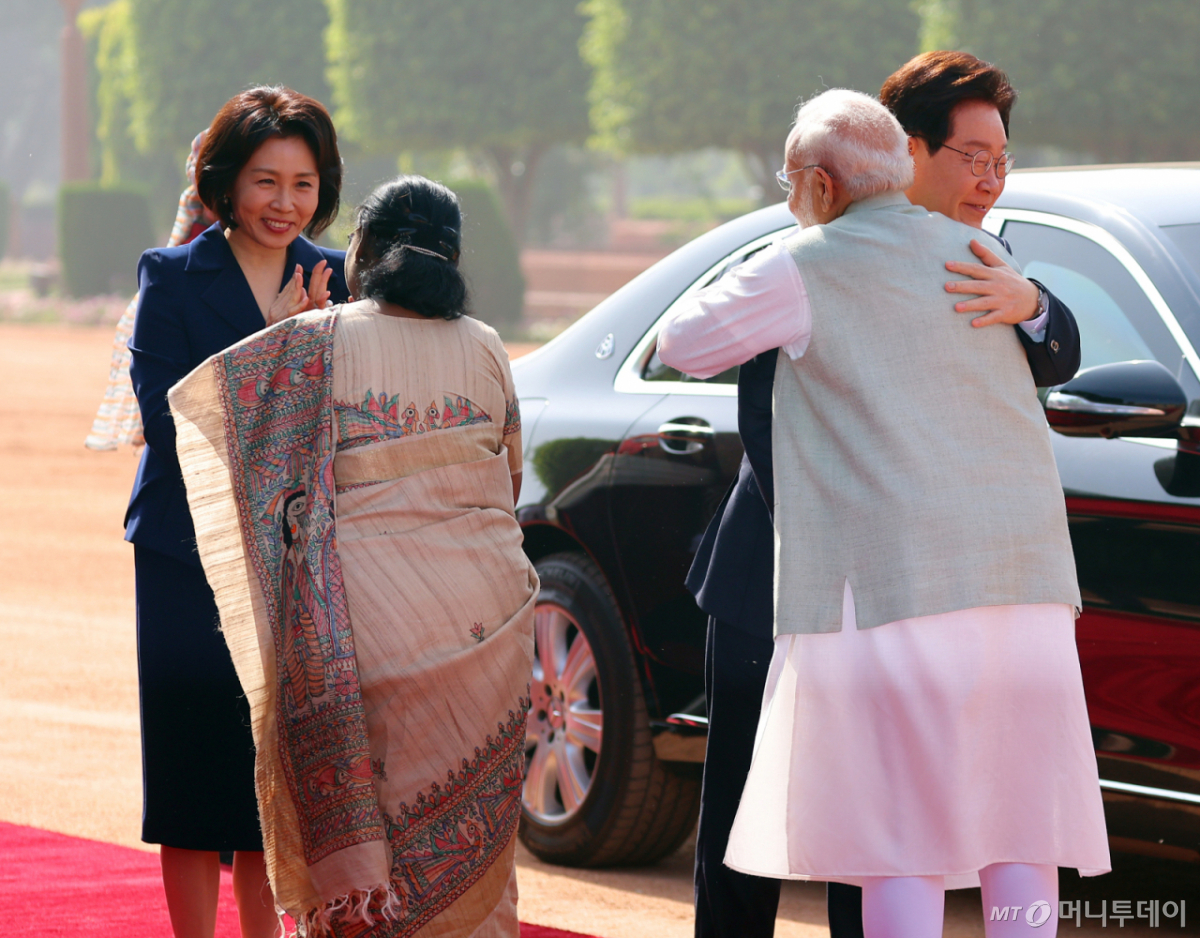 (뉴델리(인도)=뉴스1) 이재명 기자 = 이재명 대통령과 김혜경 여사가 20일 뉴델리 대통령궁 광장에서 열린 공식환영식에서 드라우파디 무르무 인도 대통령, 나렌드라 모디 인도 총리(오른쪽)와 인사하고 있다. 2026.4.20/뉴스1  Copyright © 뉴스1. All rights reserved. 무단 전재 및 재배포,  AI학습 이용 금지. /사진=(뉴델리(인도)=뉴스1) 이재명 기자