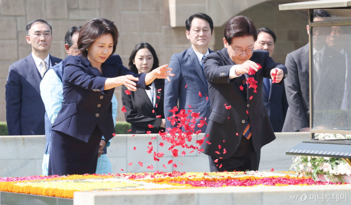 [뉴델리=뉴시스] 고범준 기자 = 인도를 국빈 방문 중인 이재명 대통령과 김혜경 여사가 20일(현지 시간) 뉴델리 간디추모공원 라즈가트를 방문해 묘단 위에 꽃잎을 뿌리고 있다. 2026.04.20. bjko@newsis.com /사진=