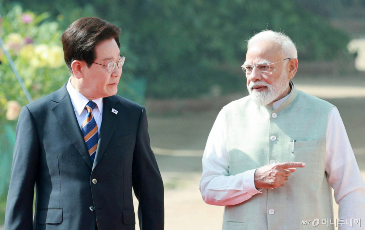 [뉴델리=뉴시스] 고범준 기자 = 인도를 국빈 방문 중인 이재명 대통령이 20일(현지 시간) 뉴델리 대통령궁 광장 라슈트라바티 바반에서 열린 공식 환영식에서 나렌드라 모디 인도 총리와 대화하며 이동하고 있다. 2026.04.20. bjko@newsis.com /사진=고범준