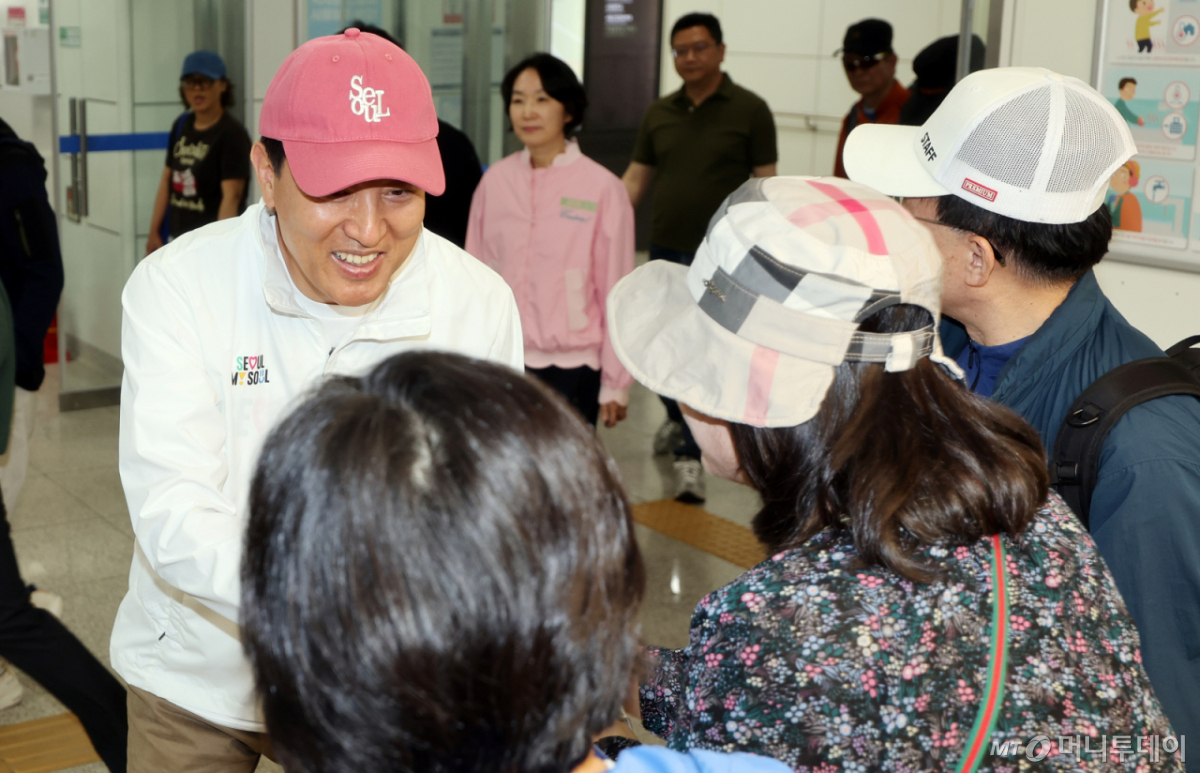 (서울=뉴스1) 김진환 기자 = 오세훈 서울시장이 19일 오후 서울 관악구 서울 등산관광센터 관악산점 앞에서 등산객들과 인사를 나누고 있다. 2026.4.19/뉴스1  Copyright © 뉴스1. All rights reserved. 무단 전재 및 재배포,  AI학습 이용 금지. /사진=(서울=뉴스1) 김진환 기자