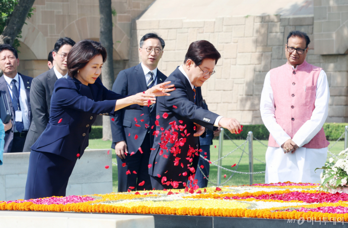 [뉴델리=뉴시스] 고범준 기자 = 인도를 국빈 방문 중인 이재명 대통령과 김혜경 여사가 20일(현지 시간) 뉴델리 간디추모공원 라즈가트를 방문해 묘단 위에 꽃잎을 뿌리고 있다. 2026.04.20. bjko@newsis.com /사진=