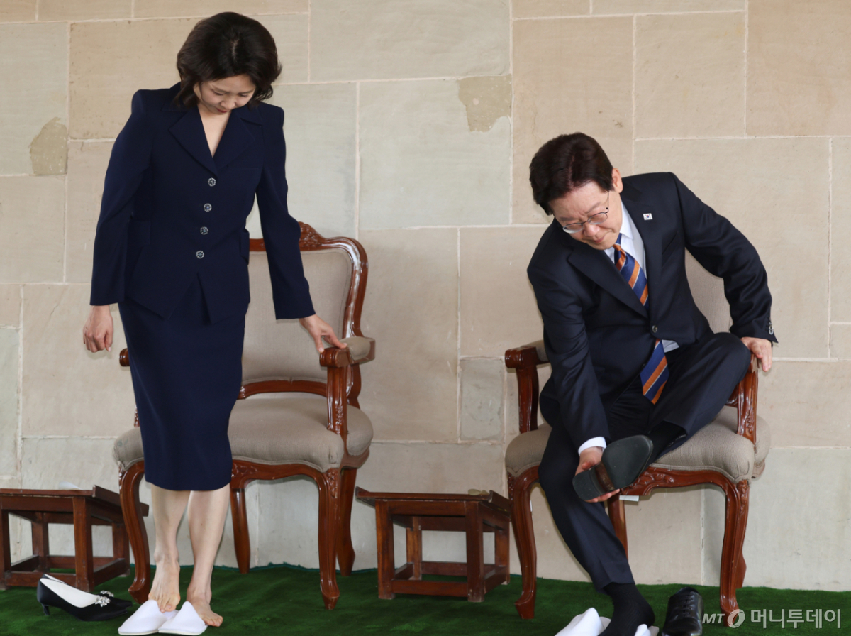 [뉴델리=뉴시스] 고범준 기자 = 인도를 국빈 방문 중인 이재명 대통령과 김혜경 여사가 20일(현지 시간) 뉴델리 간디추모공원 라즈가트를 방문해 헌화를 위해 슬리퍼 착용을 하고 있다. 2026.04.20. bjko@newsis.com /사진=