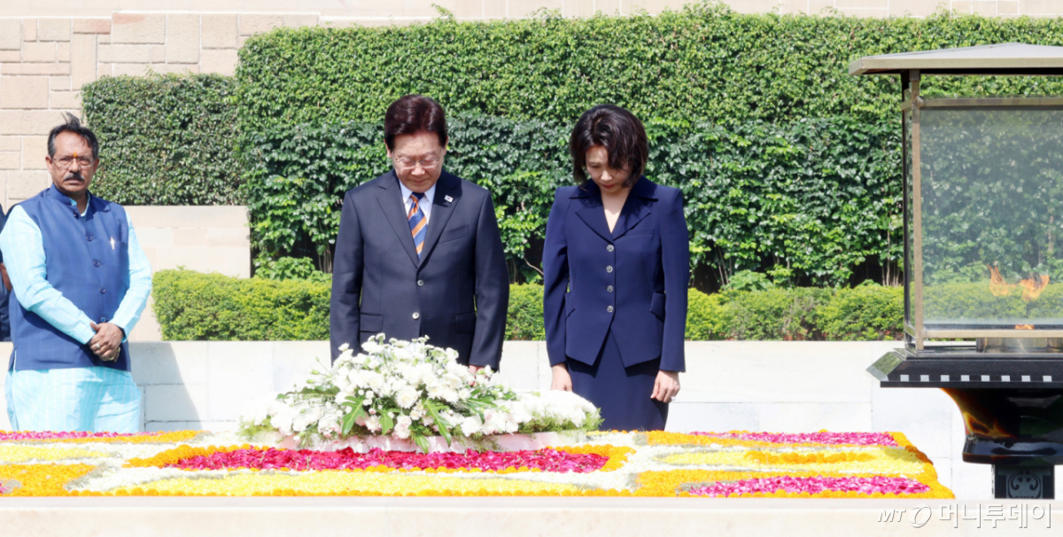 [뉴델리=뉴시스] 고범준 기자 = 인도를 국빈 방문 중인 이재명 대통령과 김혜경 여사가 20일(현지 시간) 뉴델리 간디추모공원 라즈가트를 방문해 헌화 후 묵념하고 있다. 2026.04.20. bjko@newsis.com /사진=