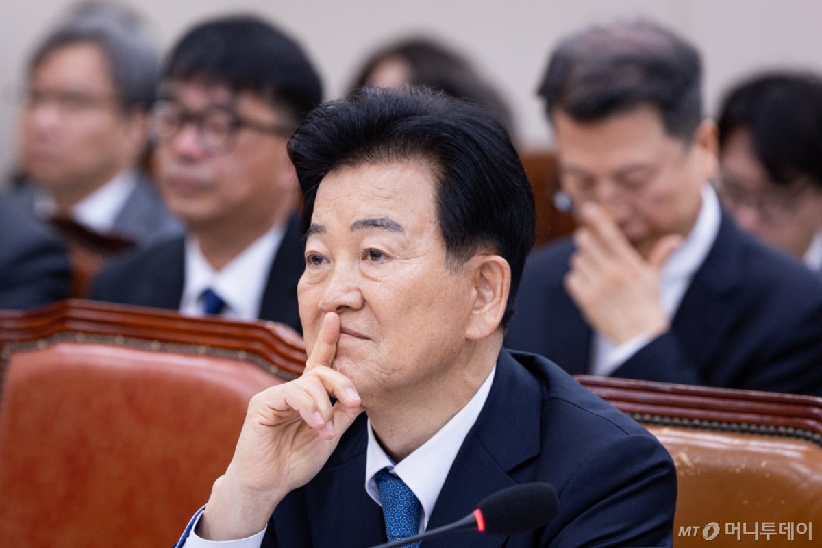 (서울=뉴스1) 유승관 기자 = 정동영 통일부 장관이 15일 서울 여의도 국회에서 열린 제434회 국회(임시회) 외교통일위원회 제1차 전체회의에 출석해 의원 질의를 경청하고 있다. 2026.4.15/뉴스1  Copyright © 뉴스1. All rights reserved. 무단 전재 및 재배포,  AI학습 이용 금지. 