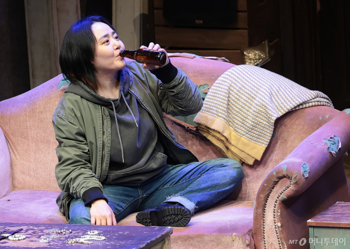 (서울=뉴스1) 권현진 기자 = 배우 문근영이 19일 서울 종로구 대학로 티오엠에서 열린 연극 ‘오펀스’ 프레스콜에서 열연을 펼치고 있다. 2026.3.19/뉴스1  Copyright © 뉴스1. All rights reserved. 무단 전재 및 재배포,  AI학습 이용 금지. /사진=(서울=뉴스1) 권현진 기자